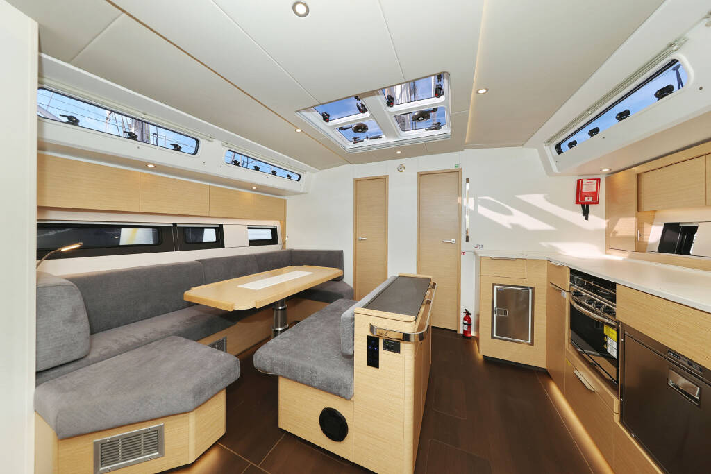 Sailing yacht Hanse 510 Vivid