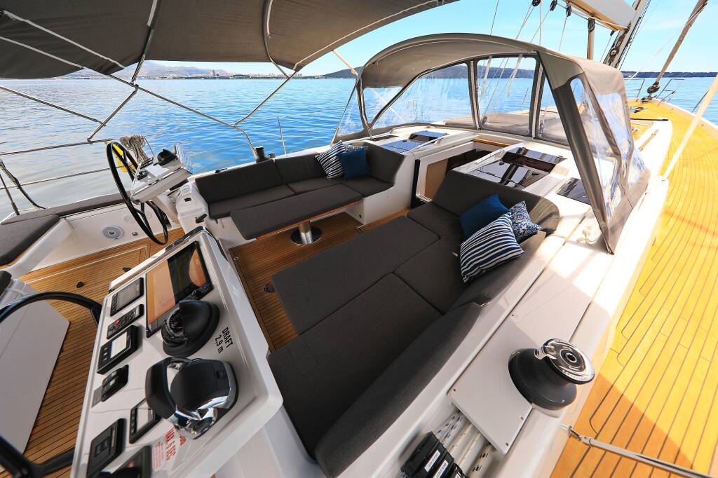Sailing yacht Hanse 588 Mivasa