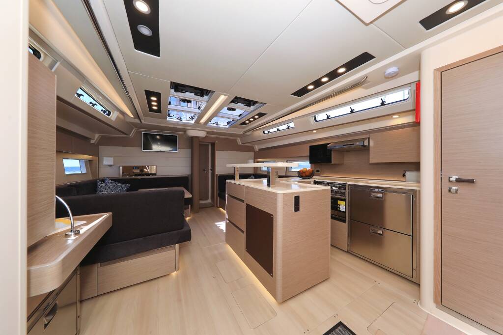 Sailing yacht Hanse 588 Mivasa