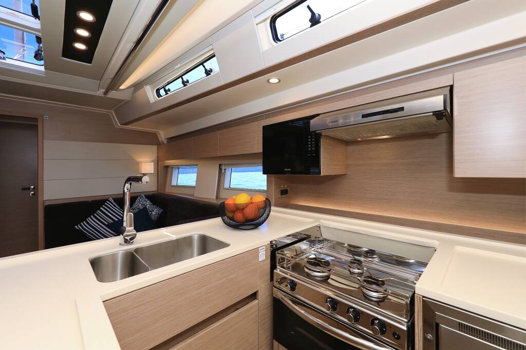 Sailing yacht Hanse 588 Mivasa
