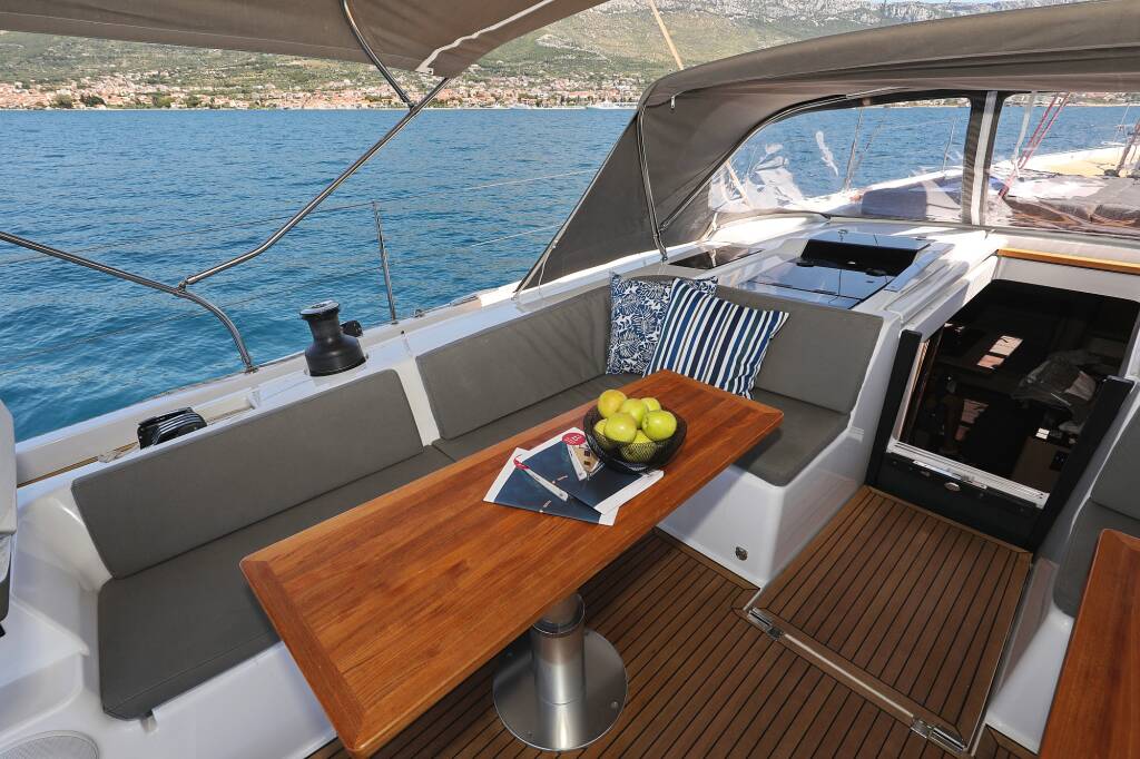 Sailing yacht Hanse 588 Hot Stuff