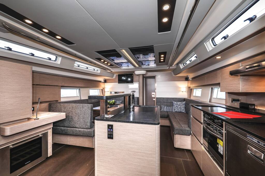 Sailing yacht Hanse 588 Hot Stuff