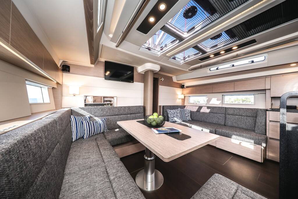 Sailing yacht Hanse 588 Hot Stuff