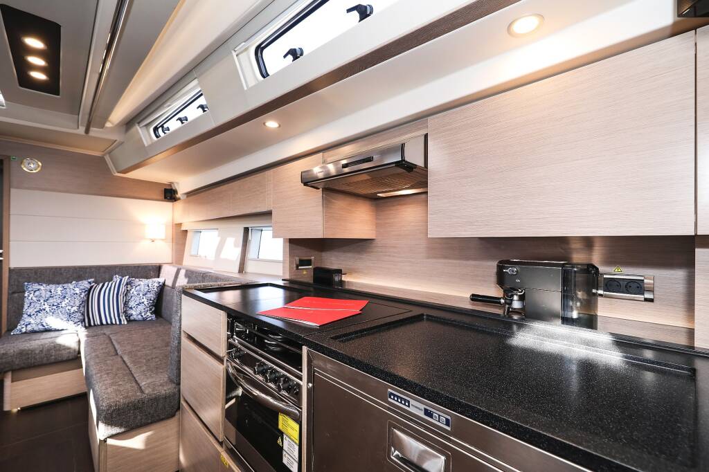 Sailing yacht Hanse 588 Hot Stuff