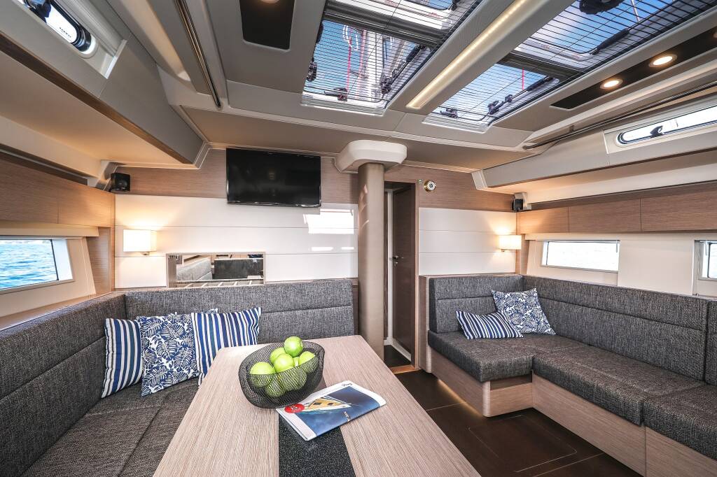 Sailing yacht Hanse 588 Hot Stuff