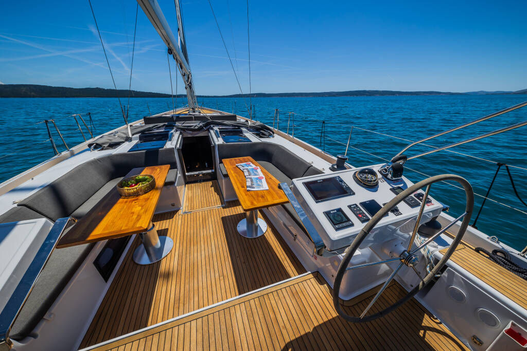 Sailing yacht Hanse 588 Eywa