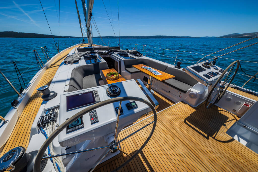 Sailing yacht Hanse 588 Eywa