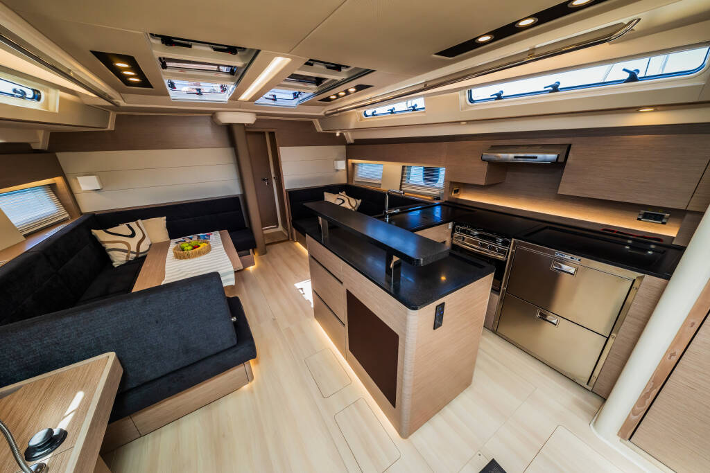 Sailing yacht Hanse 588 Eywa