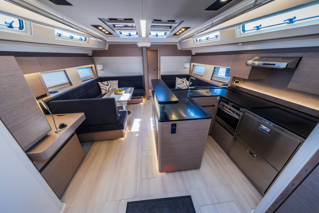 Sailing yacht Hanse 588 Eywa