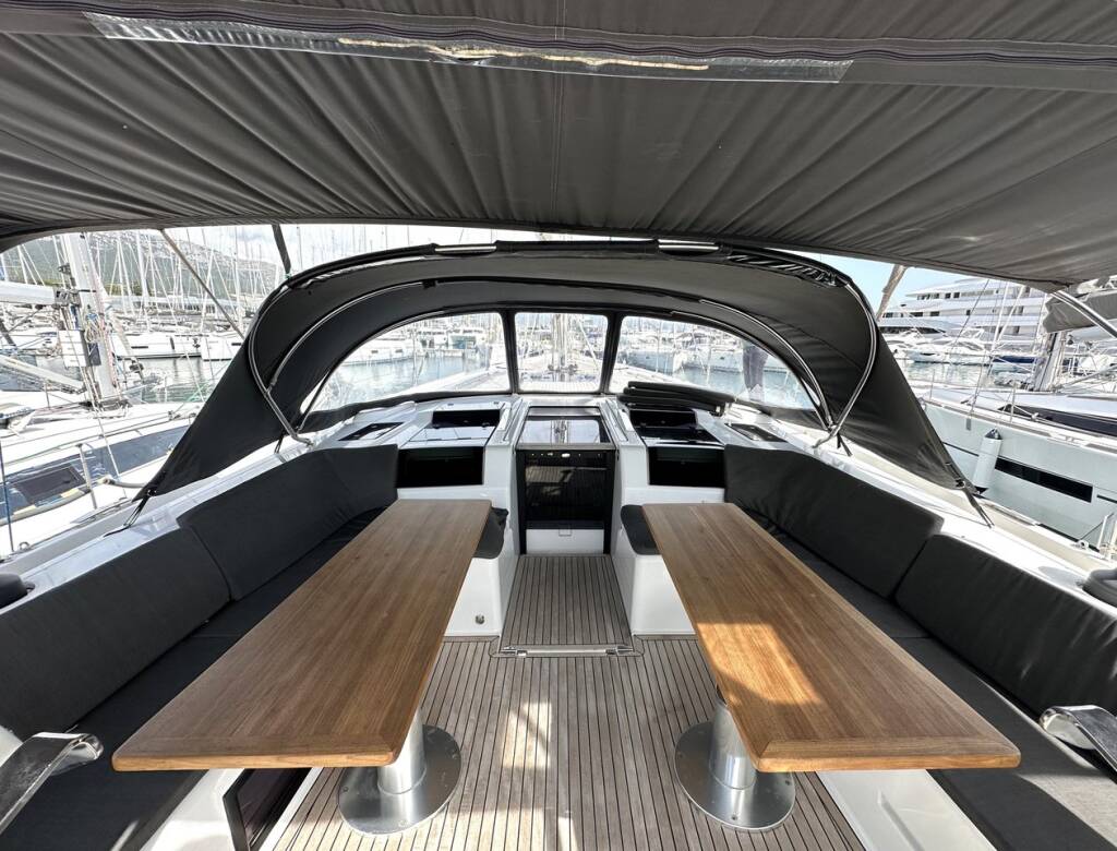Sailing yacht Hanse 588 Leah