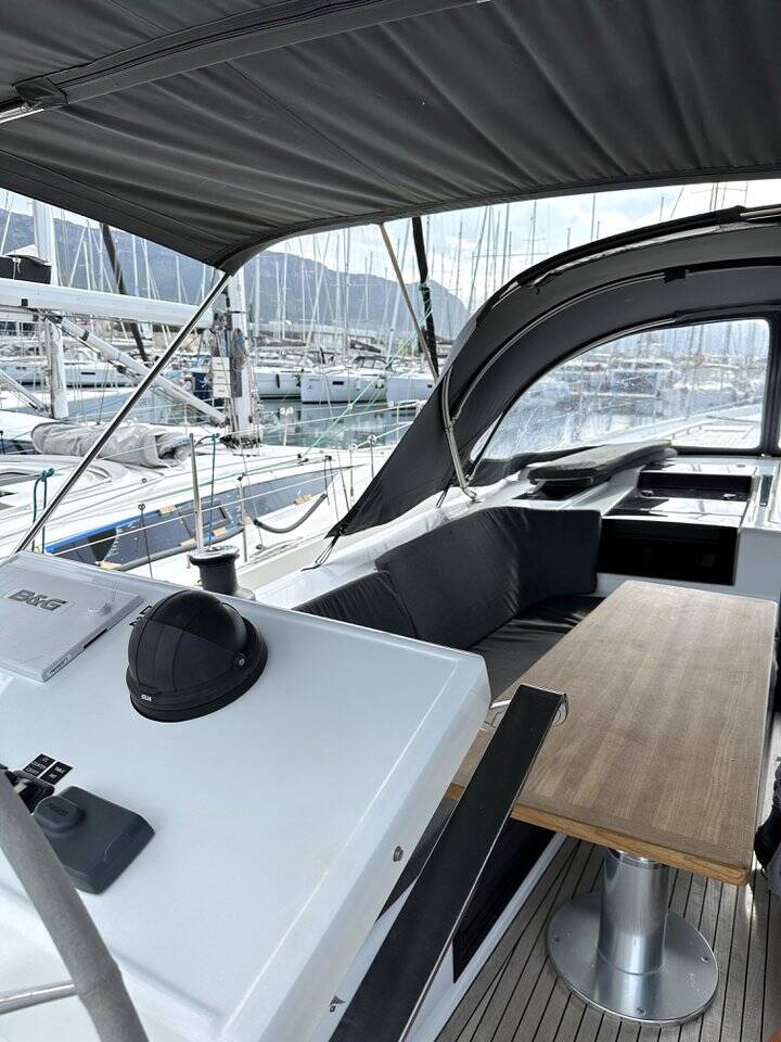 Sailing yacht Hanse 588 Leah
