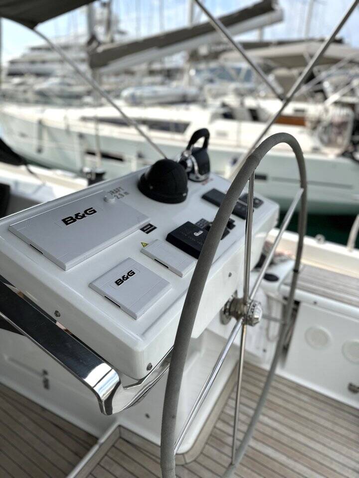 Sailing yacht Hanse 588 Leah