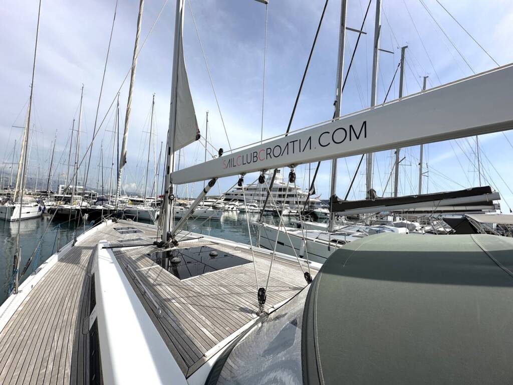 Sailing yacht Hanse 588 Leah