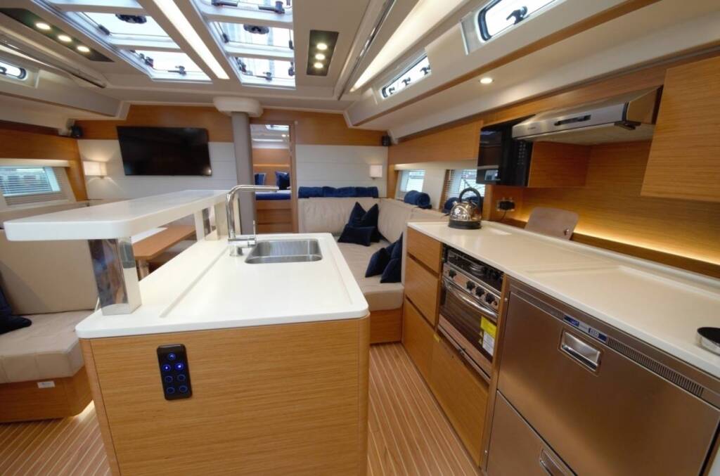 Sailing yacht Hanse 588 Eclipse