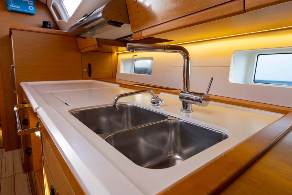 Sailing yacht Jeanneau 54 Squeeze Me