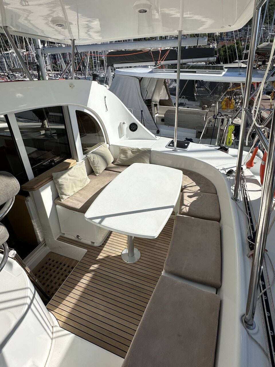 Catamaran Lagoon 380 Miko