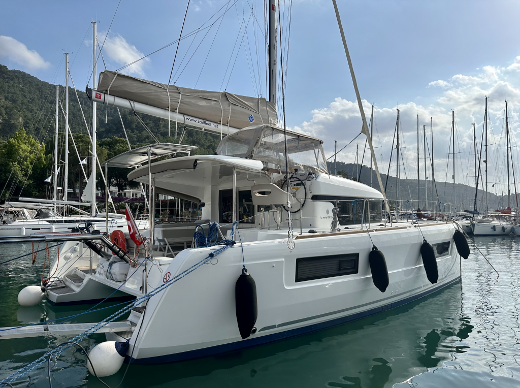 Catamaran Lagoon 40 Sail Castor