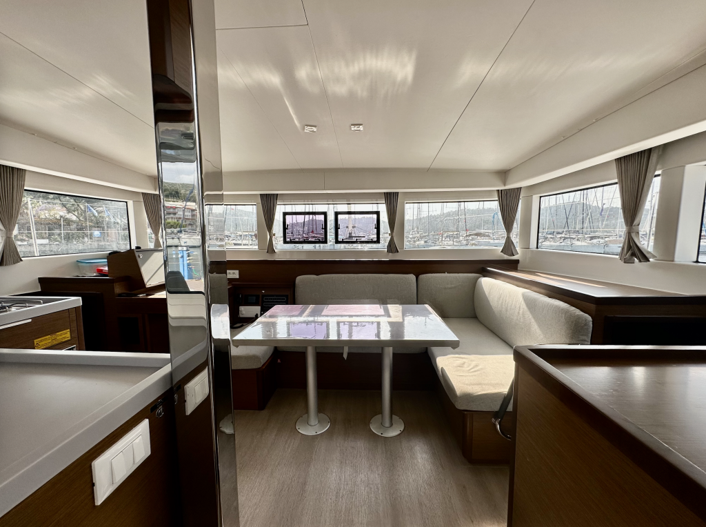 Catamaran Lagoon 40 Sail Castor