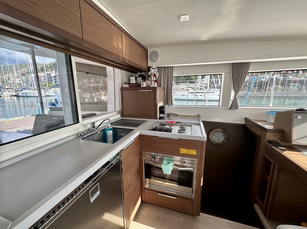 Catamaran Lagoon 40 Sail Castor