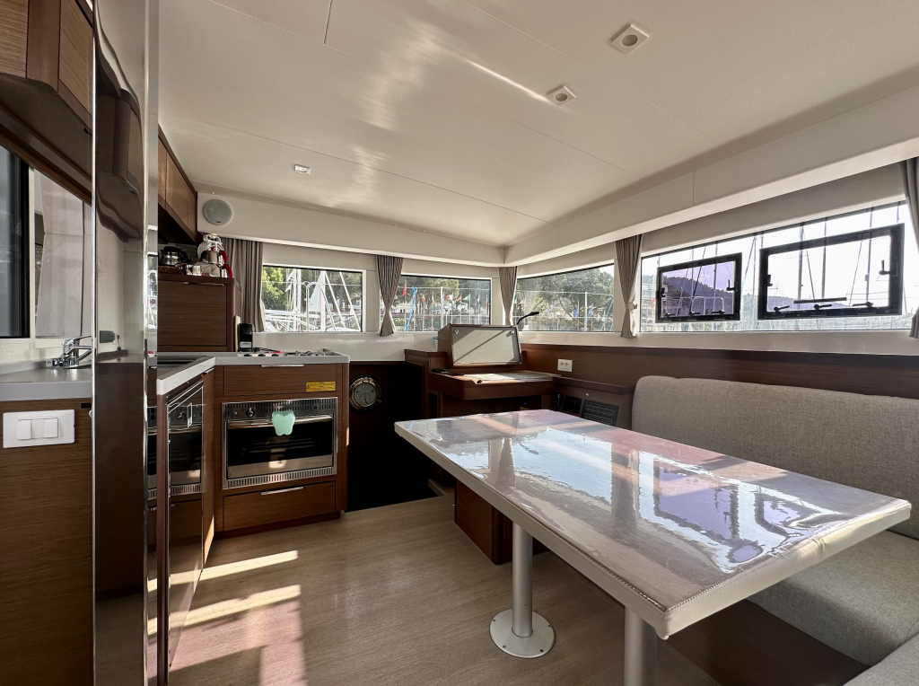Catamaran Lagoon 40 Sail Castor