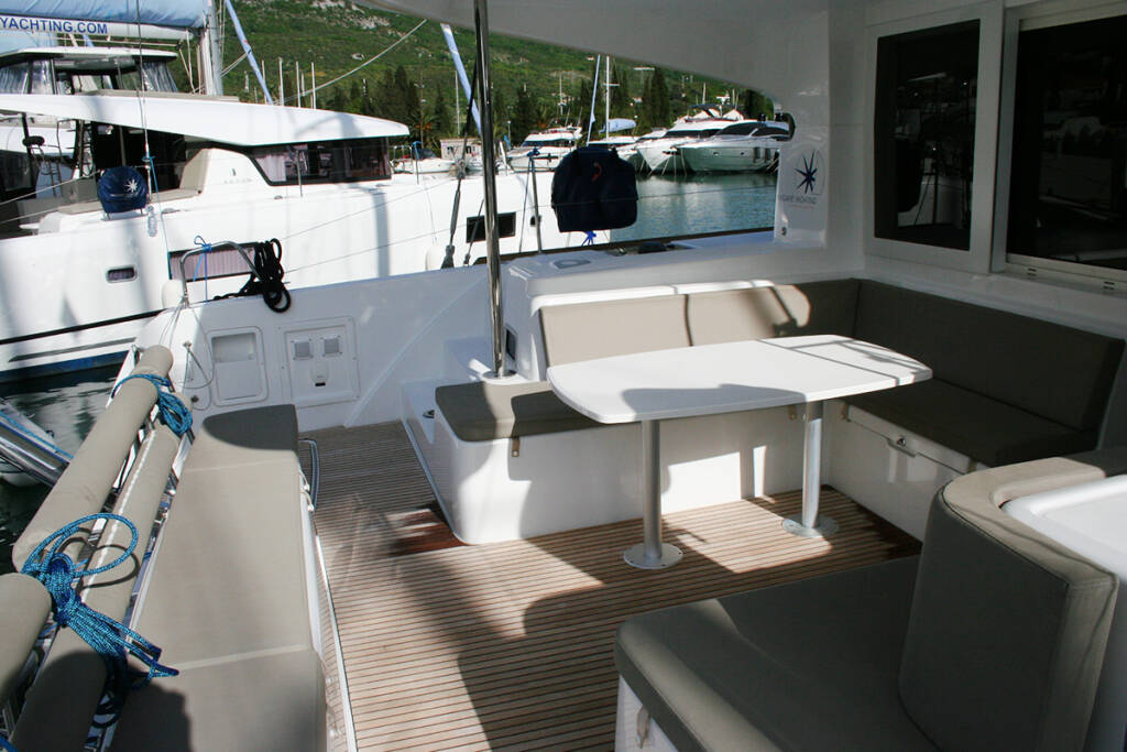 Catamaran Lagoon 40 The Dove 