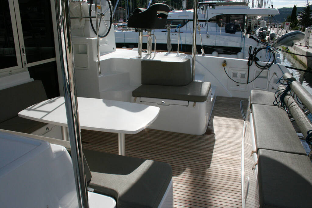 Catamaran Lagoon 40 The Dove 