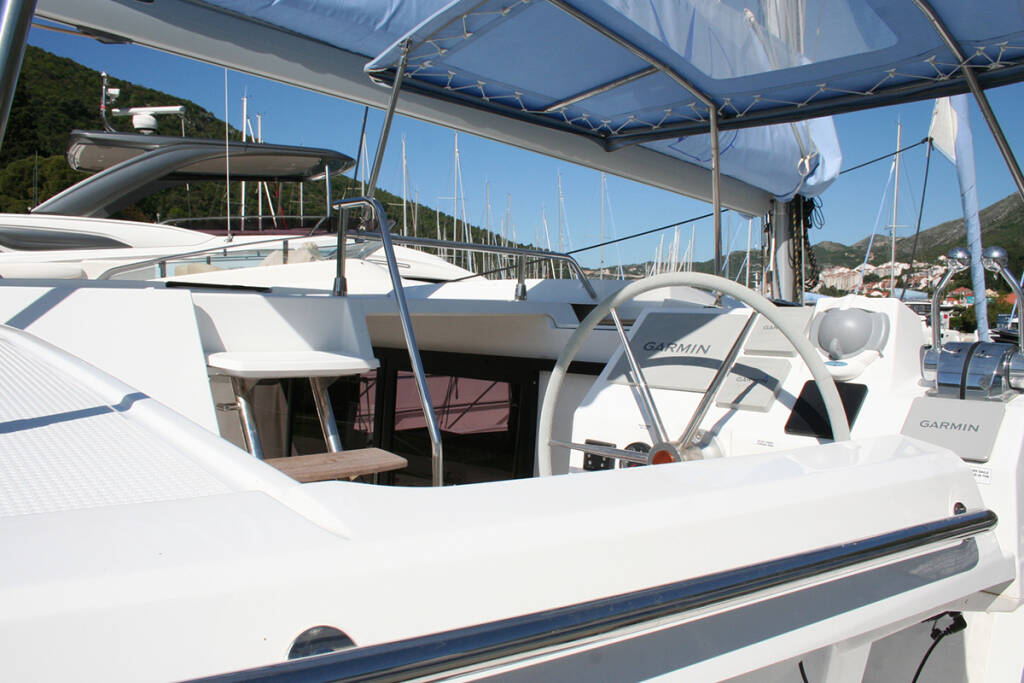 Catamaran Lagoon 40 The Dove 