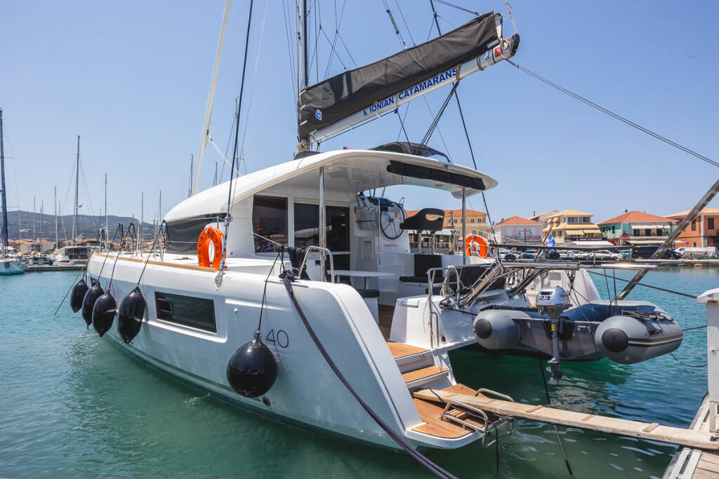 Catamaran Lagoon 40 Deva