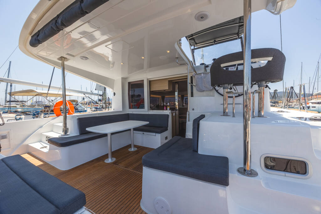 Catamaran Lagoon 40 Deva