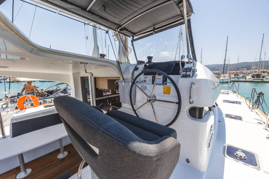 Catamaran Lagoon 40 Deva
