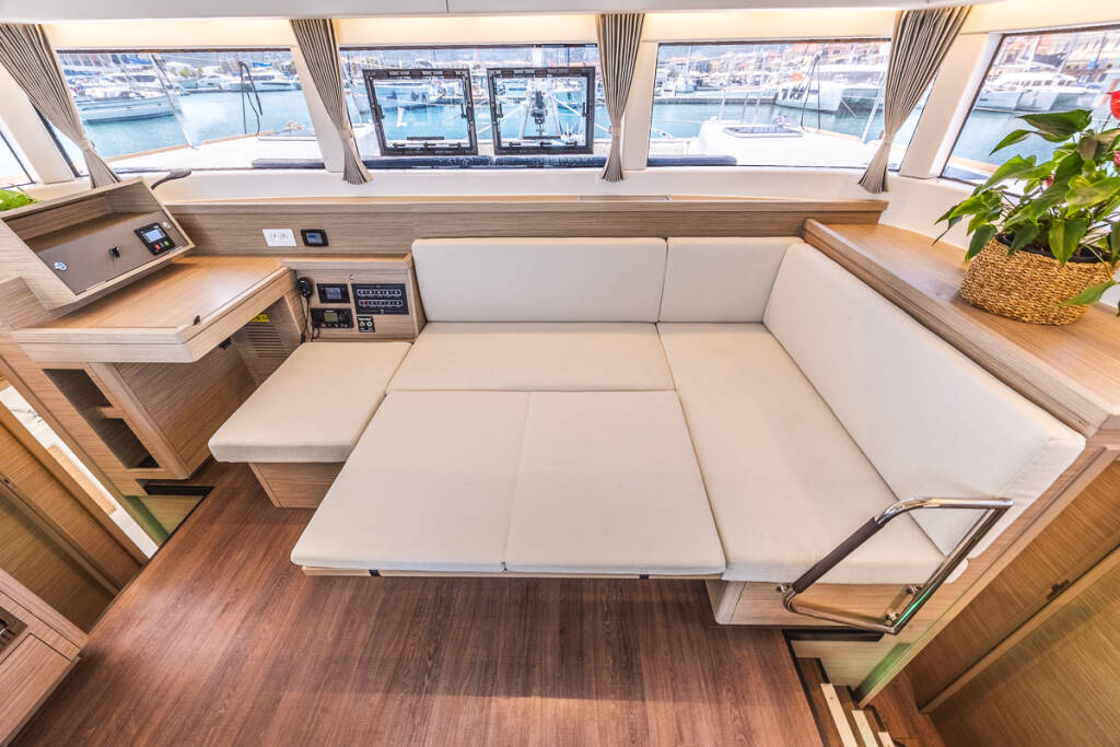 Catamaran Lagoon 40 Deva