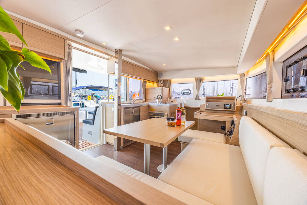 Catamaran Lagoon 40 Deva