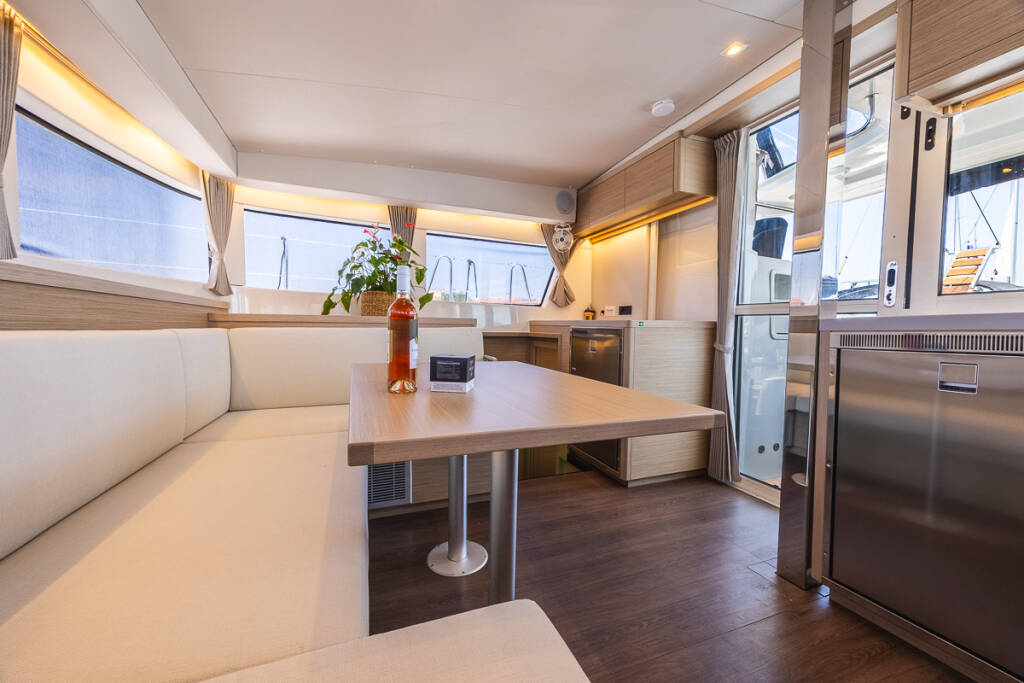 Catamaran Lagoon 40 Deva