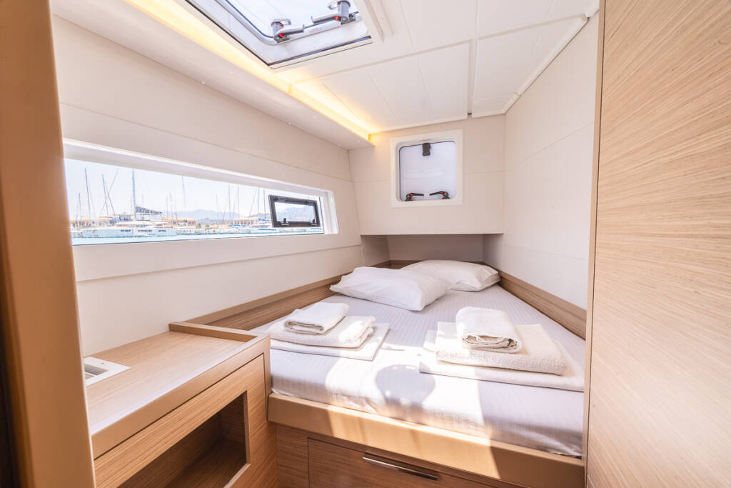 Catamaran Lagoon 40 Deva