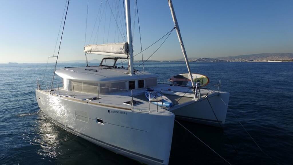 Katamaran Lagoon 400 S2 Sailing Blue 4