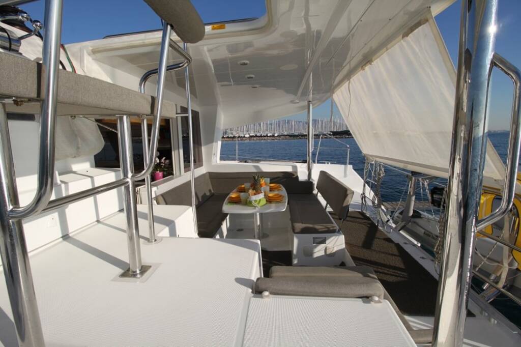 Katamaran Lagoon 400 S2 Sailing Blue 4