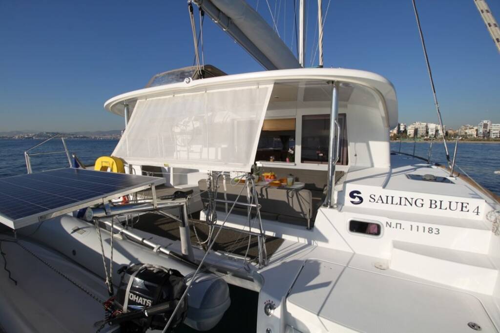 Katamaran Lagoon 400 S2 Sailing Blue 4