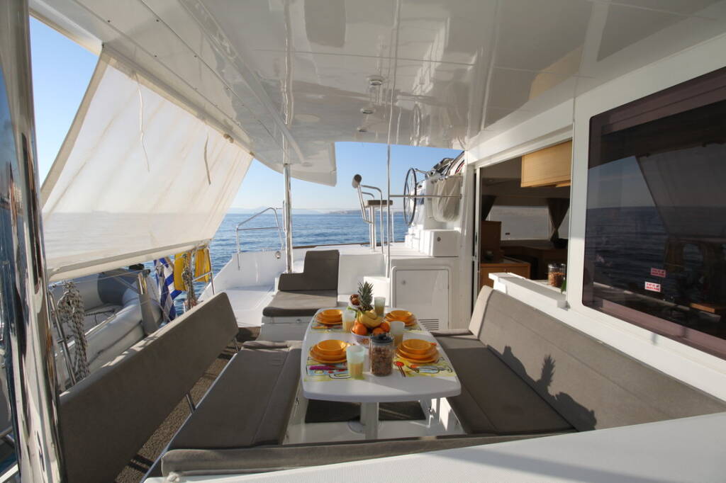 Katamaran Lagoon 400 S2 Sailing Blue 4