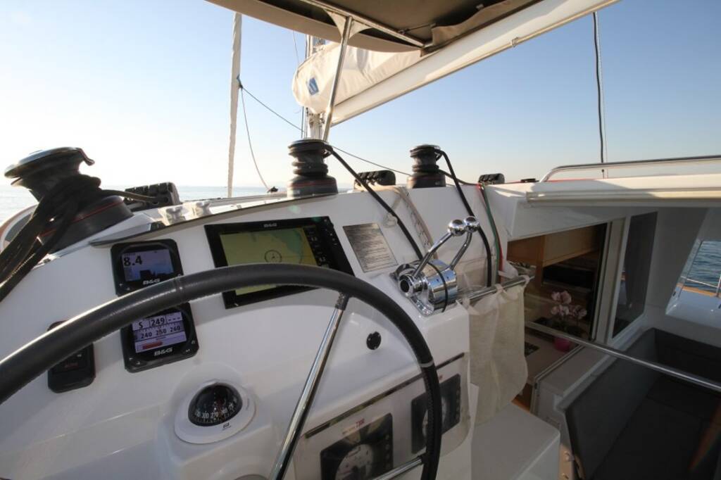 Katamaran Lagoon 400 S2 Sailing Blue 4