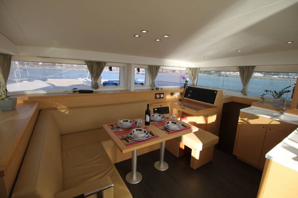 Katamaran Lagoon 400 S2 Sailing Blue 4