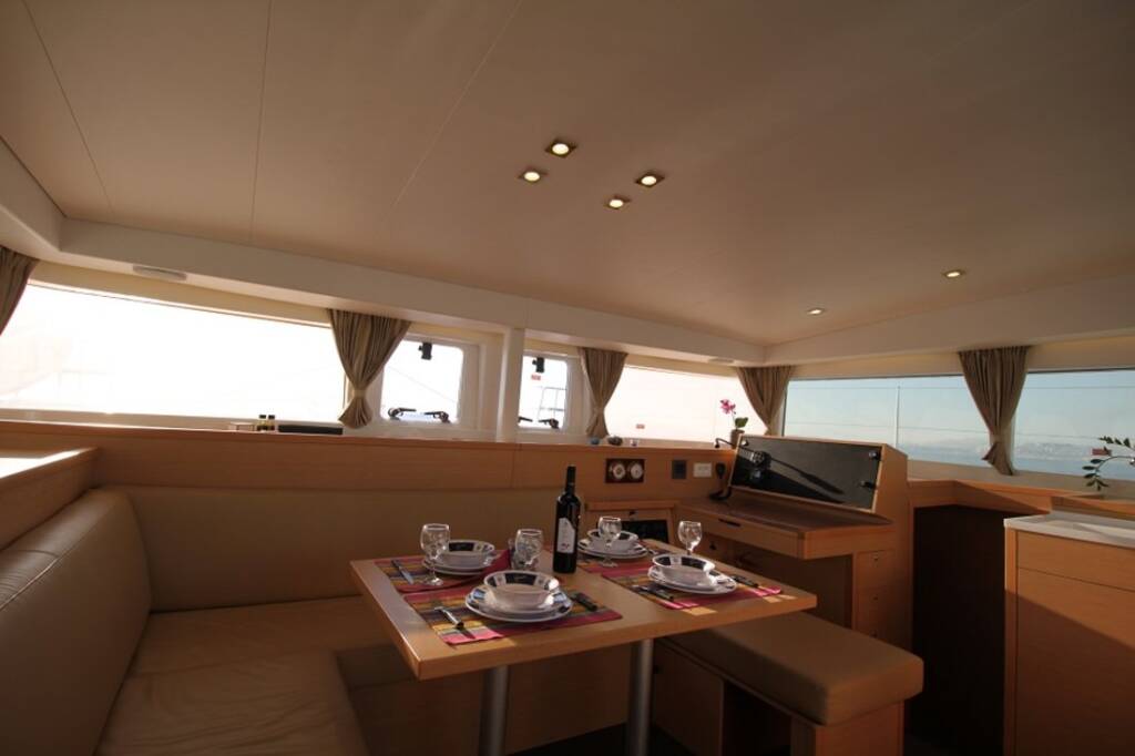 Katamaran Lagoon 400 S2 Sailing Blue 4