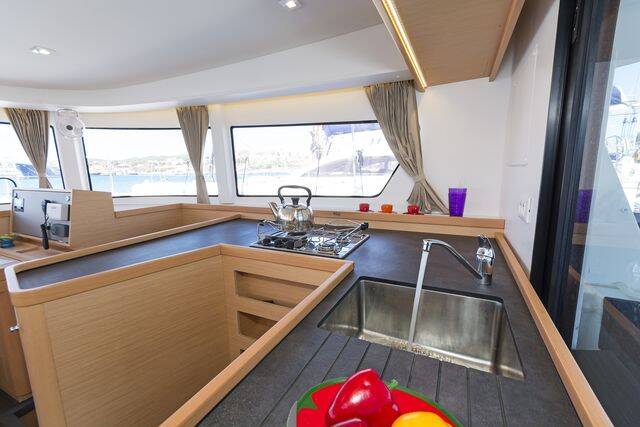 Catamaran Lagoon 42 Wind Whisper 
