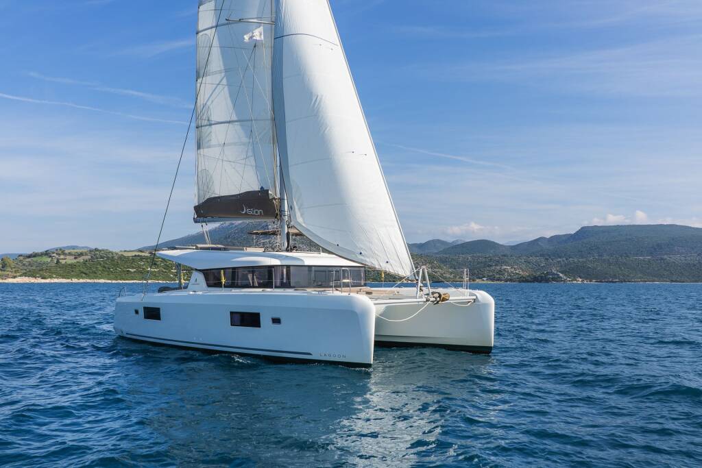Catamaran Lagoon 42 White Waves