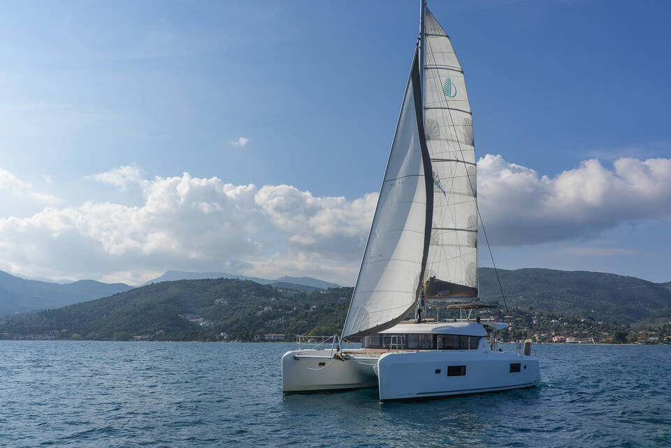 Catamaran Lagoon 42 White Waves