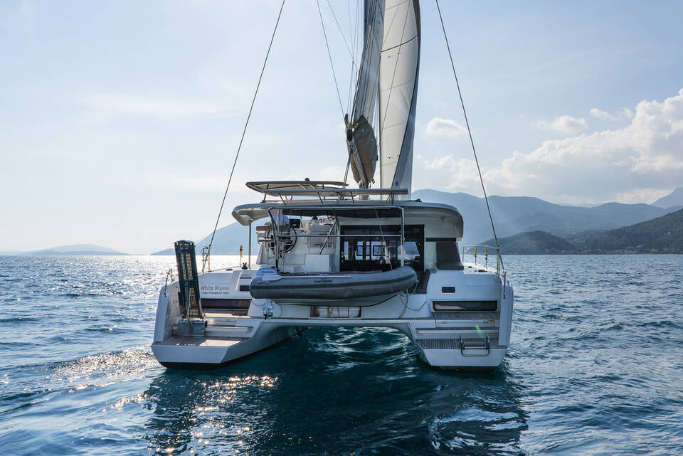 Catamaran Lagoon 42 White Waves