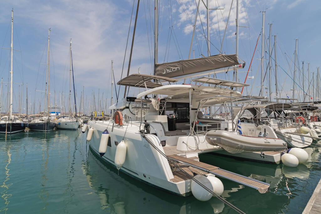 Catamaran Lagoon 42 White Waves