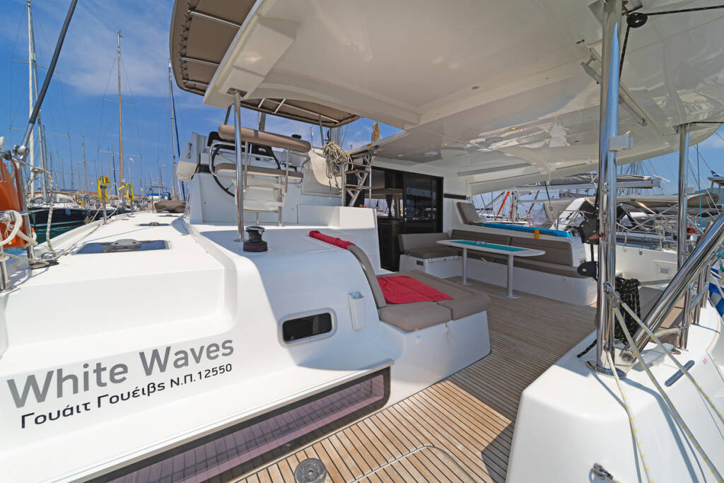 Catamaran Lagoon 42 White Waves