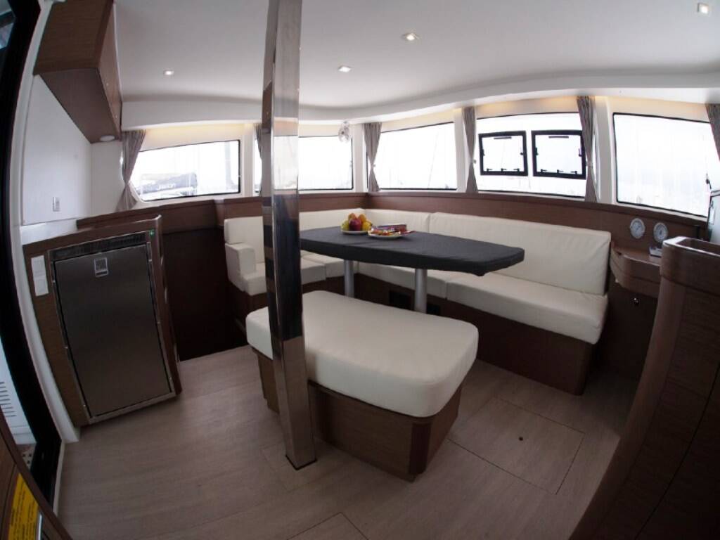 Catamaran Lagoon 42 Stolos