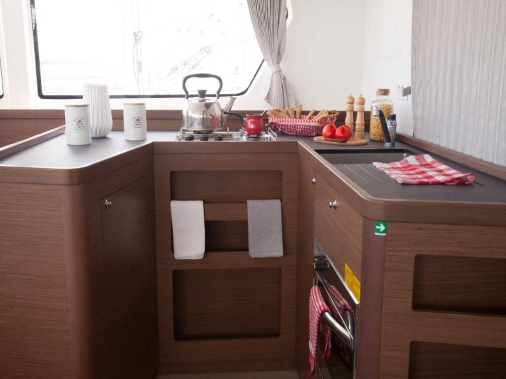 Catamaran Lagoon 42 Stolos