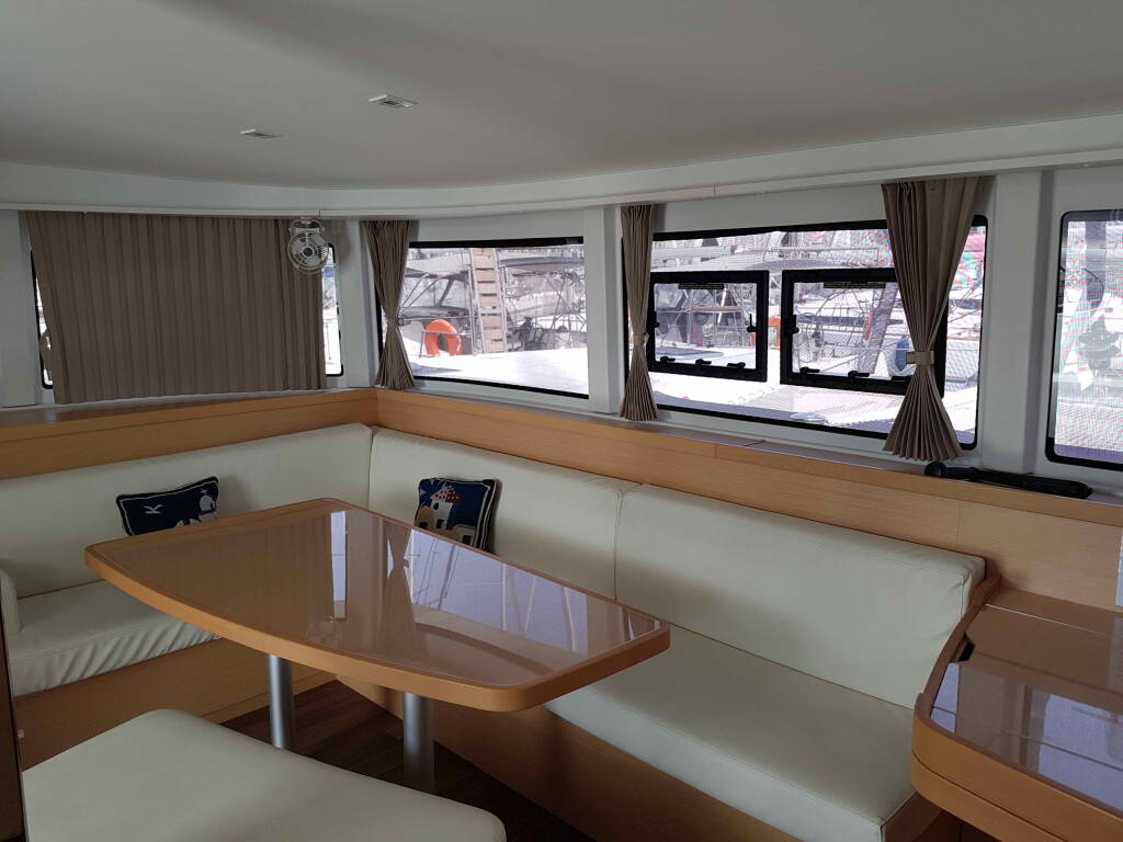 Catamaran Lagoon 42 ECONOMY
